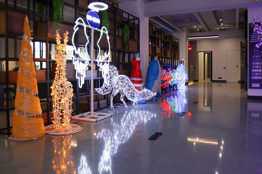 Светящиеся фигуры в новом офисе