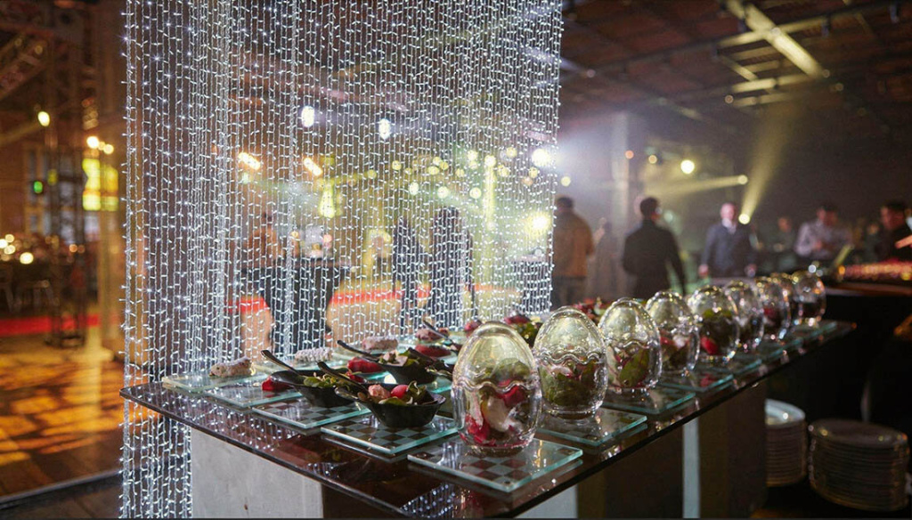 Светодиодный занавес для зонирования пространства в ресторане